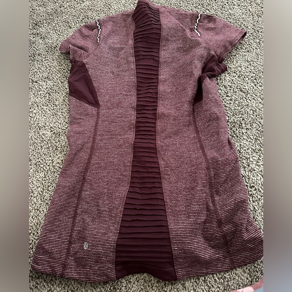 Lululemon Size 8 Short sleeve - Picture 3 of 3